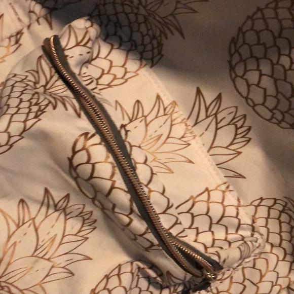 1 pineapple backpack colours gold and white with a grey interior - Picture 2 of 3